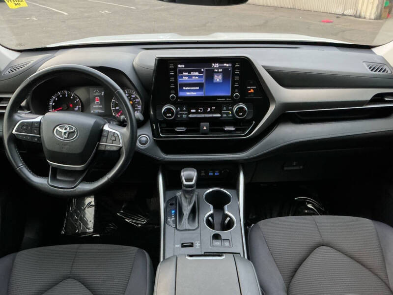 2022 Toyota Highlander LE