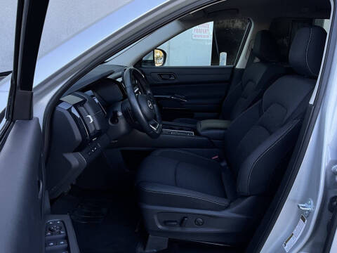 2025 Nissan Pathfinder SV