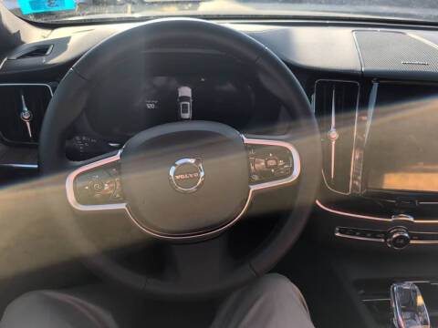 2025 Volvo XC60 B5 Ultra Dark Theme