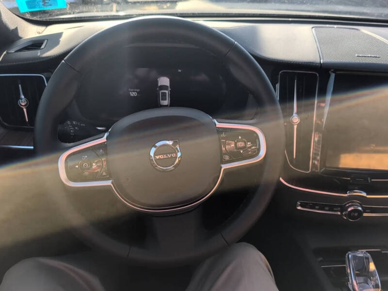 2025 Volvo XC60 B5 Ultra Dark Theme