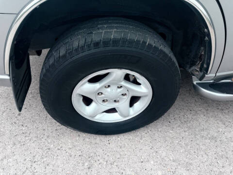 2004 Toyota Sequoia SR5