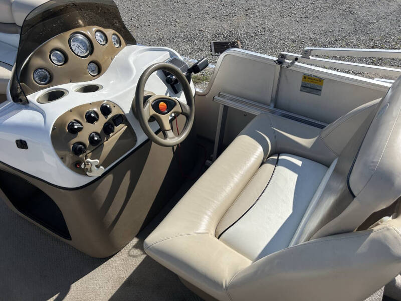 2000 Tracker PARTY BARGE 22