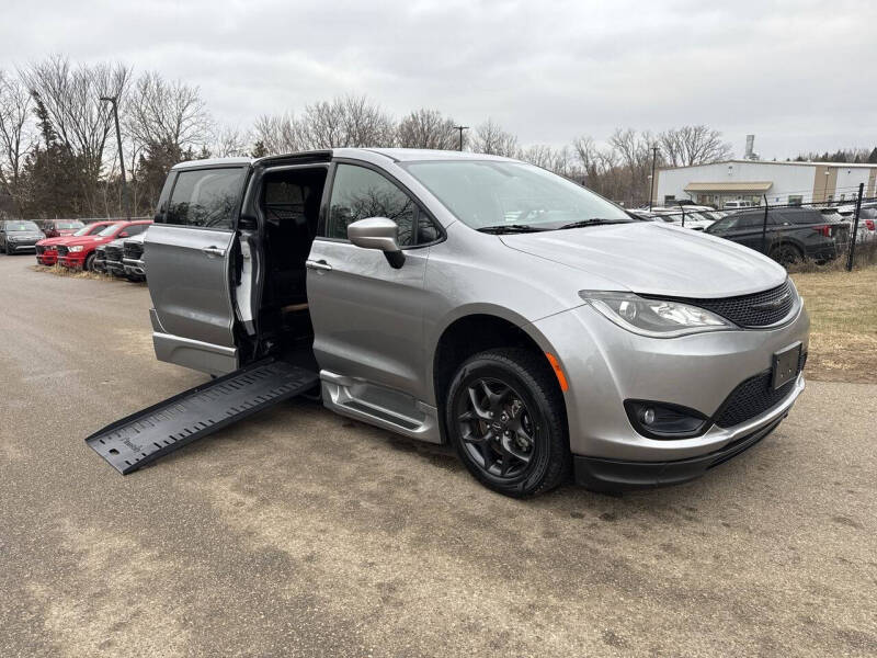 2019 Chrysler Pacifica Touring Plus photo 2