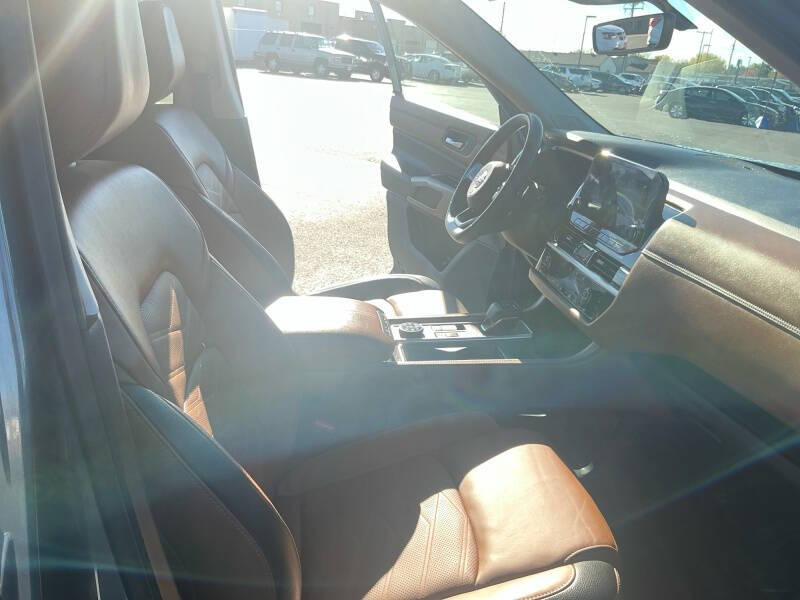 2023 Nissan Pathfinder Platinum