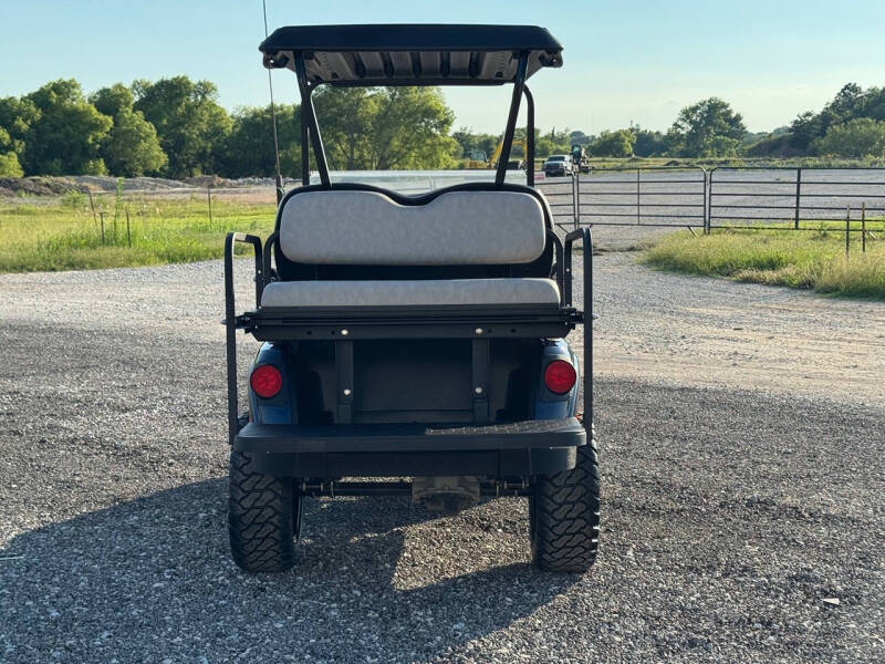 2025 E-Z-GO RXV 4