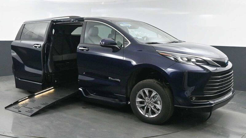 2025 Toyota Sienna XLE's photo