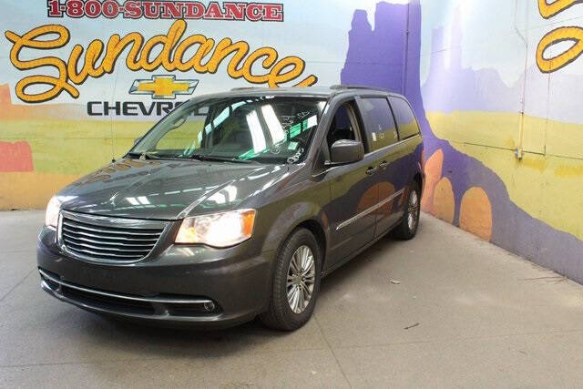 Used 2016 Chrysler Town & Country Touring-L with VIN 2C4RC1CG5GR302364 for sale in Grand Ledge, MI