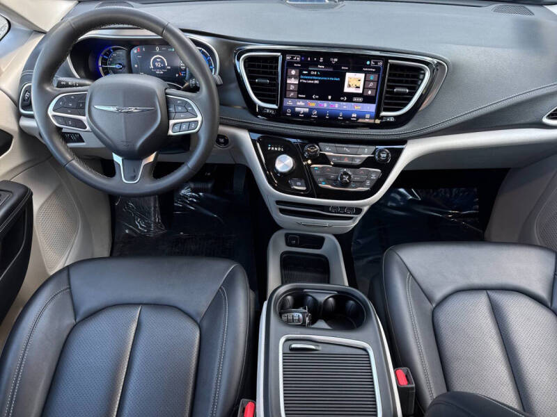 2024 Chrysler Pacifica Plug-In Hybrid Select