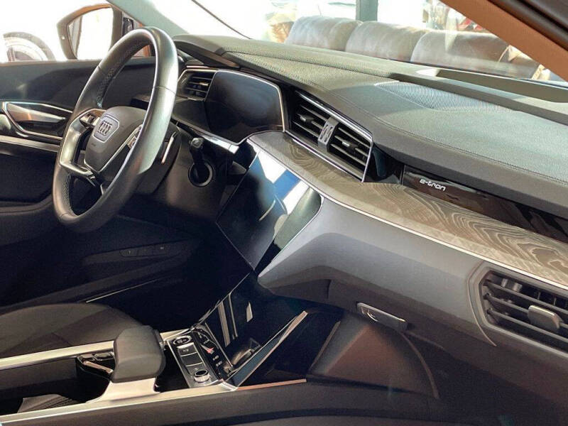 2022 Audi e-tron quattro Premium Plus