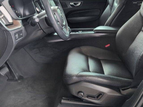 2022 Volvo XC60 B5 Momentum