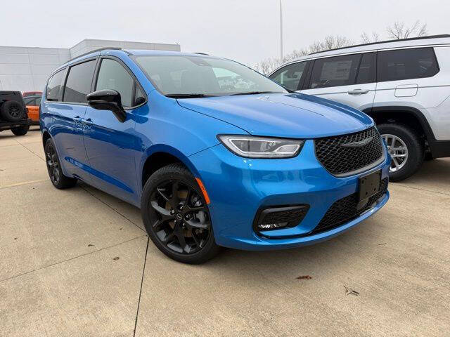 2026 Chrysler Pacifica Select's photo