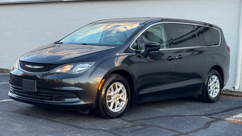 2017 Chrysler Pacifica Touring's photo