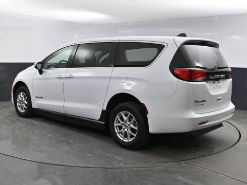 2022 Chrysler Voyager LX