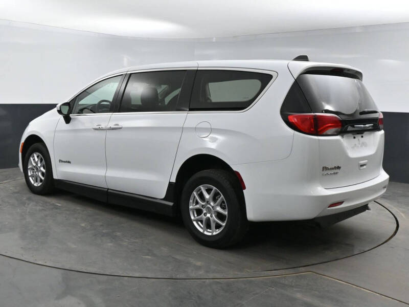 2022 Chrysler Voyager LX