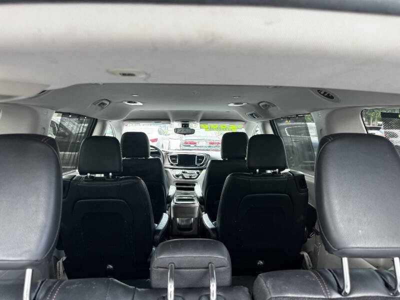 2017 Chrysler Pacifica Touring-L