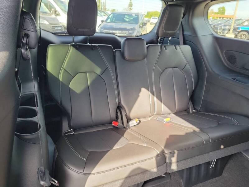 2027 Chrysler Pacifica Select