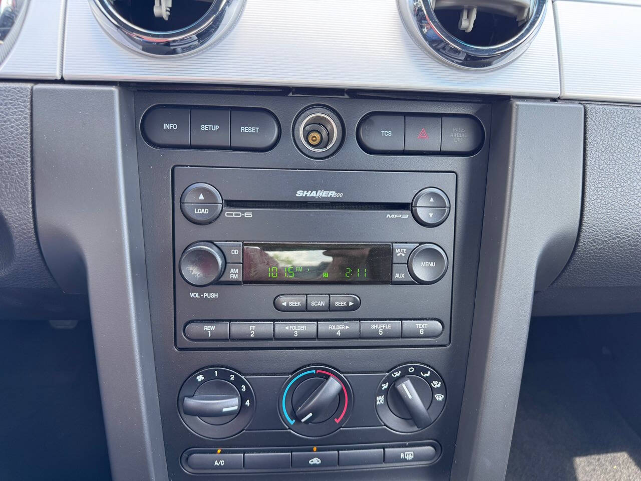 2005 Ford Mustang 8