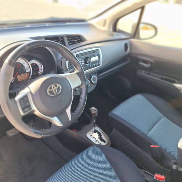 2012 Toyota Yaris 5-Door SE