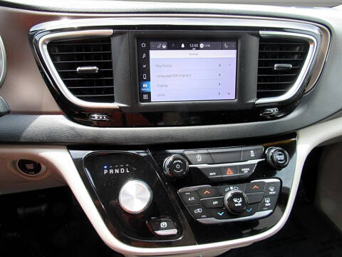 2022 Chrysler Voyager LX