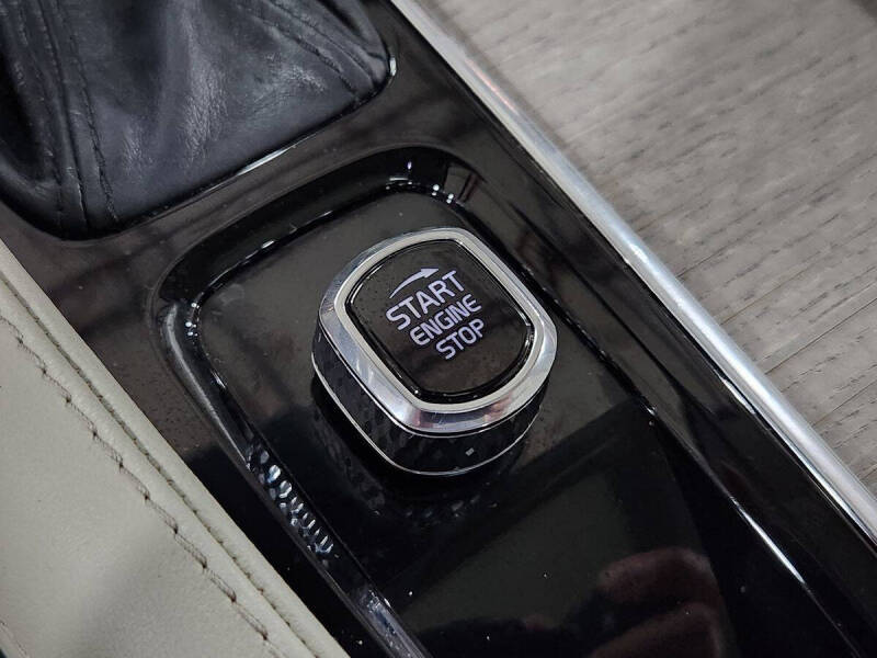 2022 Volvo XC90 T6 Inscription 6-Passenger