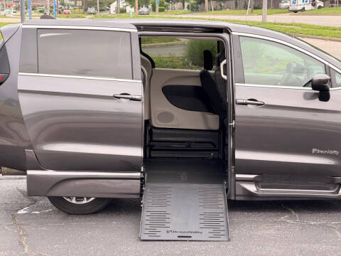 2023 Chrysler Voyager LX