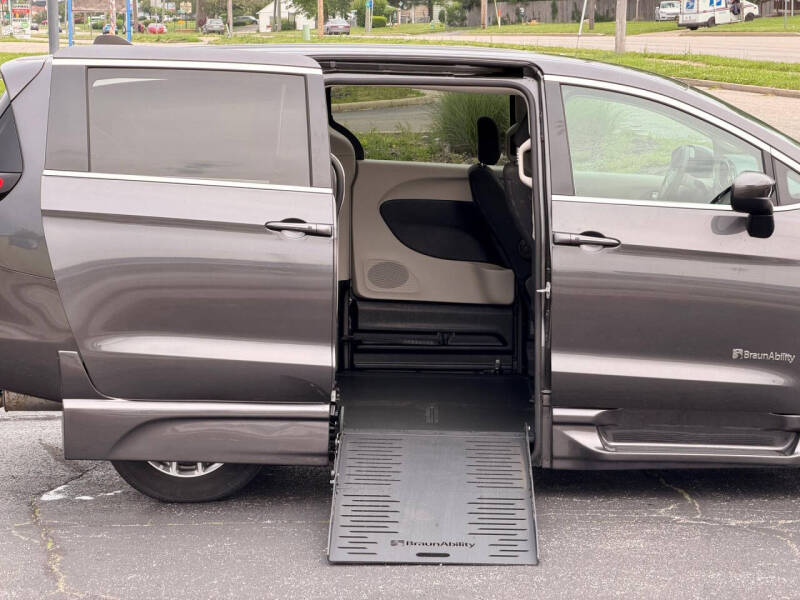 2023 Chrysler Voyager LX