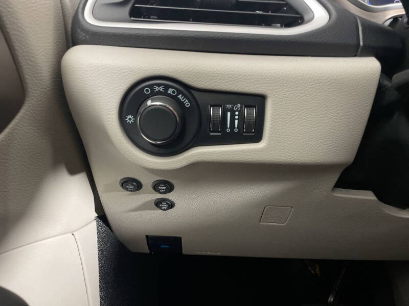 2024 Chrysler Voyager LX