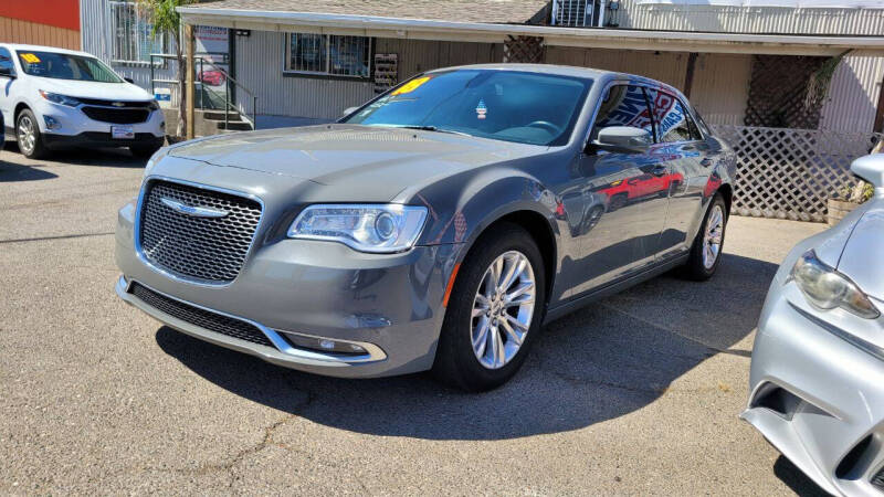 2018 Chrysler 300 for sale at Martinez Used Cars INC in Livingston CA