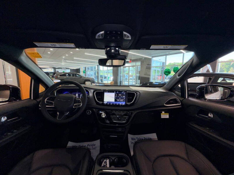 2027 Chrysler Pacifica Select