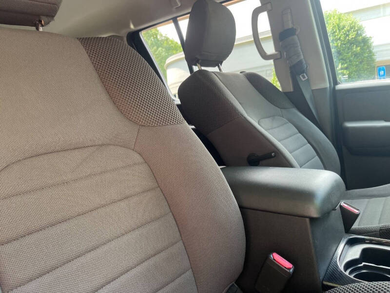 2011 Nissan Pathfinder LE