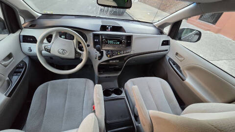 2014 Toyota Sienna LE 7-Passenger Auto Access Seat