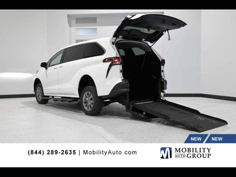 2025 Toyota Sienna LE 8-Passenger