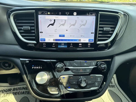 2026 Chrysler Pacifica Select