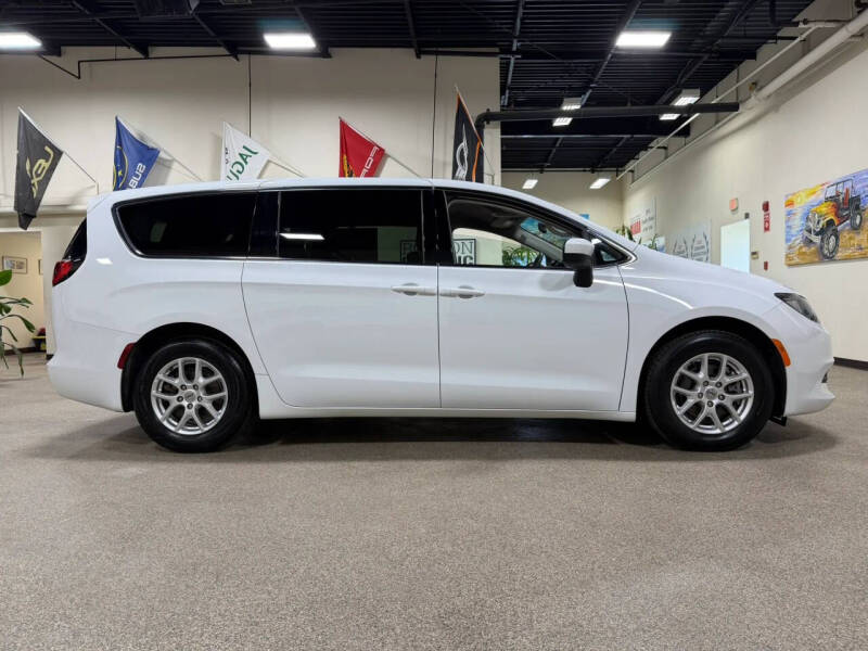 2021 Chrysler Voyager LX