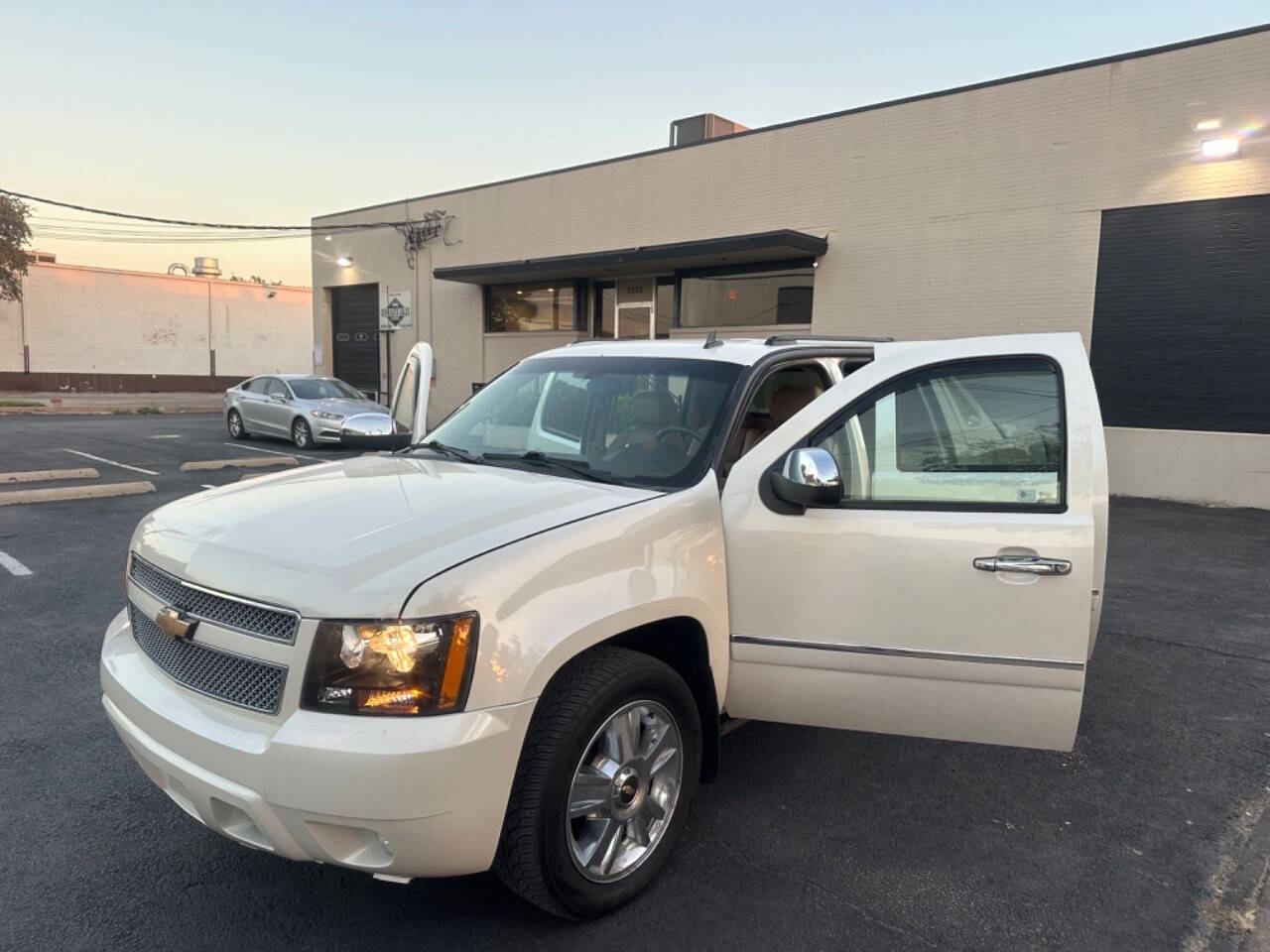 2010 Chevrolet Avalanche for sale at Sarenco Auto Inc in Dallas, TX