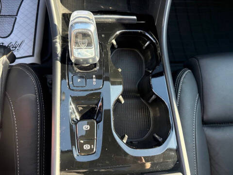 2024 Volvo XC40 B5 Plus Bright Theme