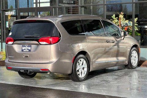 2017 Chrysler Pacifica Touring-L Plus