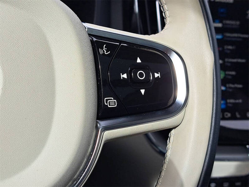 2024 Volvo XC60 B5 Core Dark Theme