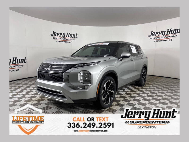 2023 Mitsubishi Outlander SE's photo