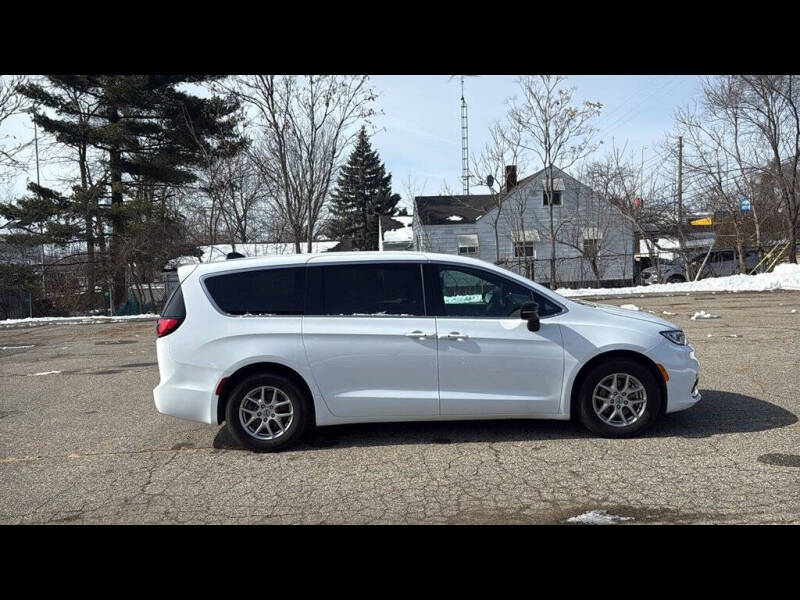 2025 Chrysler Pacifica Select
