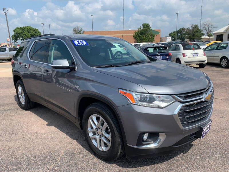 Used 2020 Chevrolet Traverse 1LT with VIN 1GNEVGKW3LJ317052 for sale in South Sioux City, NE