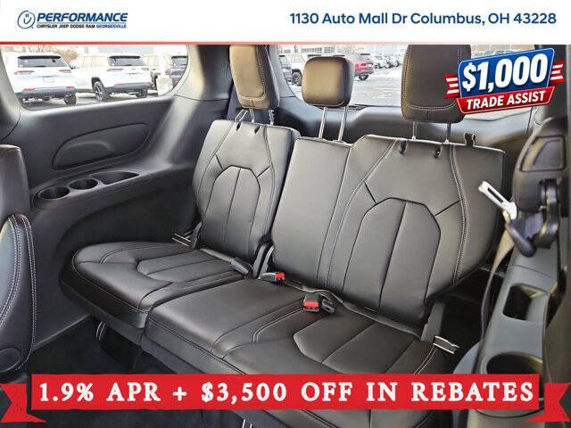 2026 Chrysler Pacifica Select