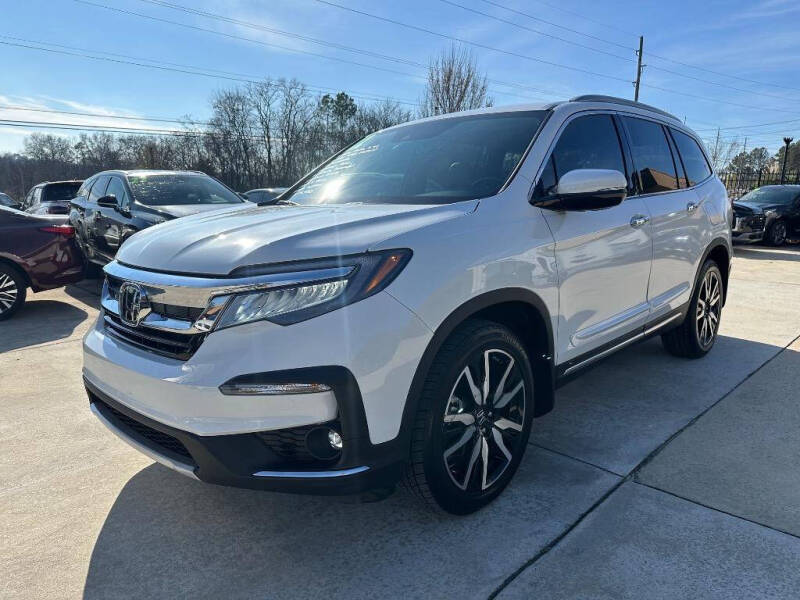 2022 Honda Pilot Touring w/Rear Captain's Chairs