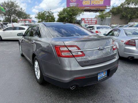 2013 Ford Taurus SE