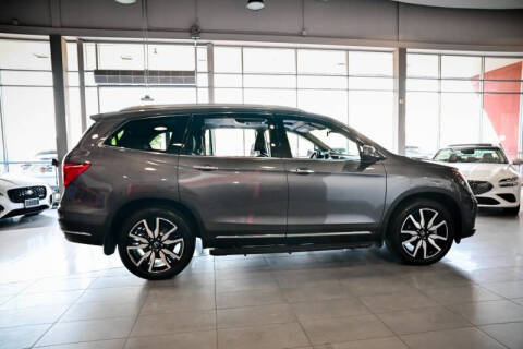 2022 Honda Pilot Touring w/Rear Captain's Chairs