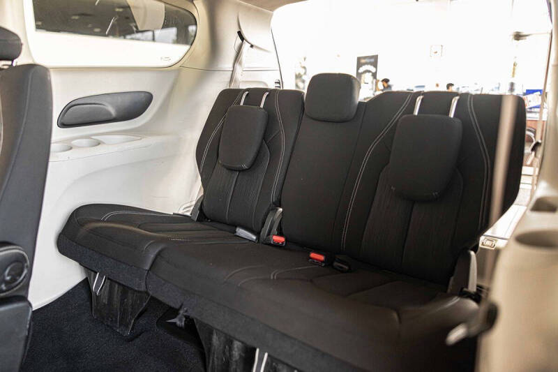 2022 Chrysler Voyager LX