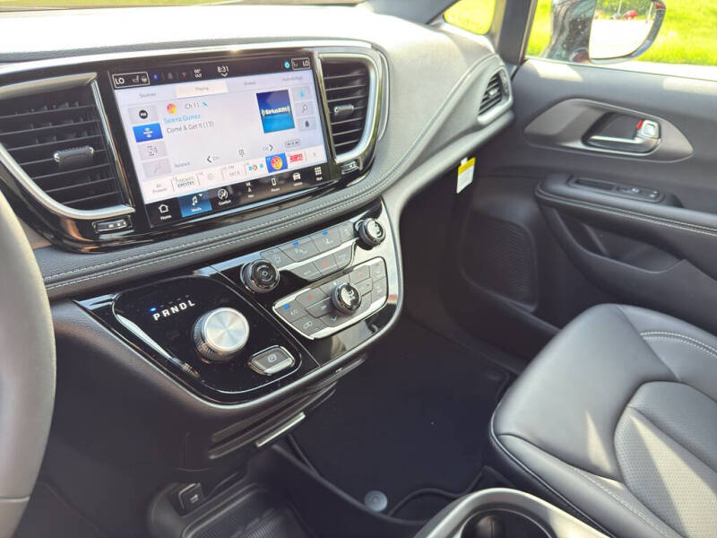 2027 Chrysler Pacifica Select