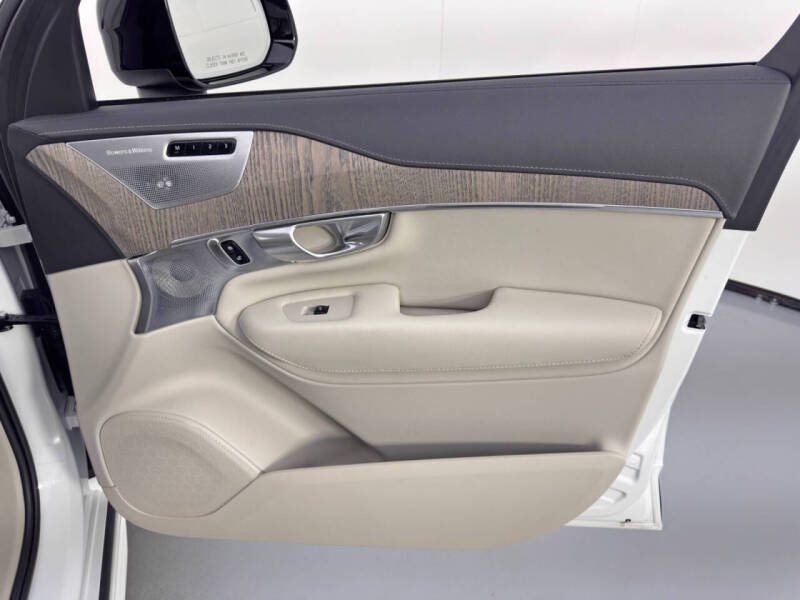 2023 Volvo XC90 Recharge T8 Ultimate Dark Theme