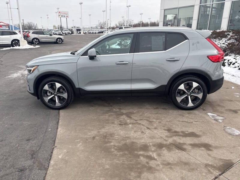 2025 Volvo XC40 B5 Plus Bright Theme