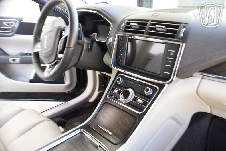 2018 Lincoln Continental Premiere